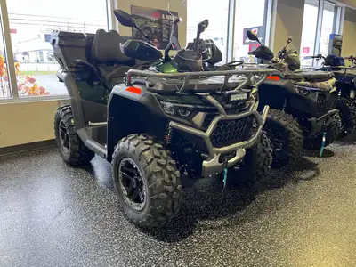 CARACTÉRISTIQUES PRINCIPALES Moteur 963 cm3 à injection de carburant Amortisseurs au gaz ajustables...