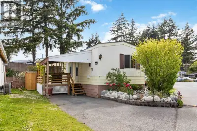 Beautifully Updated 2 Bedroom + Den Home in a Quiet, Nature-Lined Park Welcome to unit #15 — a brigh...