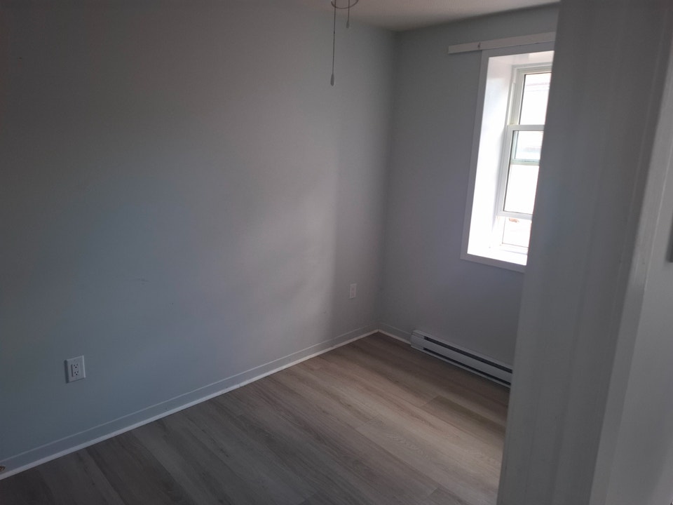 Amazing deal on 2-bed at 238 Lincoln St Welland - $1250 + Hydro! 3
