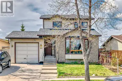 INVESTOR/FLIPPER ATTENTION ! | 5 BEDS, 2.5 BATHS | 1 SINGLE GARAGE, 1 DOUBLE TANDEM GARAGE DETACHED...