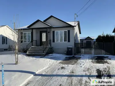 Superbe bungalow clé en main, cette propriété lumineuse offre 4 chambres et 2 salons, parfaite pour...
