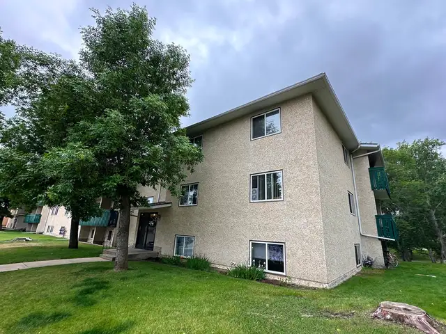 Modern and Spacious 2-Bedroom Apartment - SMALL PET FRIENDLY!