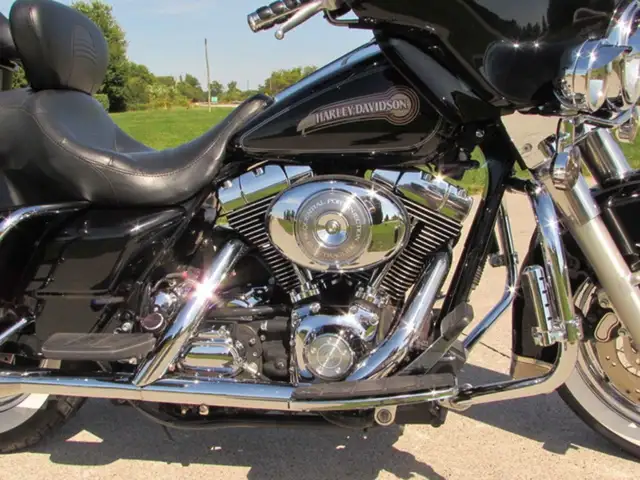 2005 Harley-Davidson FLHTC Electra Glide Classic in Sport Touring in Leamington - Image 9