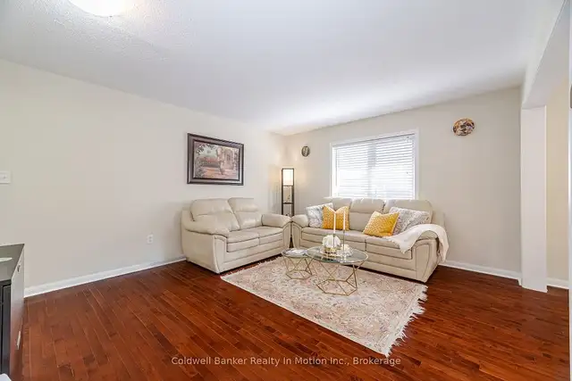 Sun-filled 3-bedroom, 3-storey Freehold end-unit townhouse in Houses for Sale in Oakville / Halton Region - Image 8