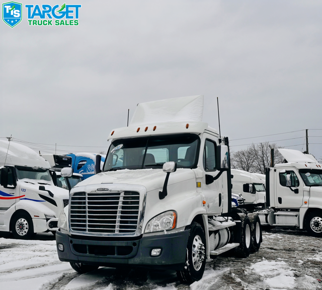 2019 FREIGHTLINER Daycab 782K Kilometers Driven in Heavy Trucks in Mississauga / Peel Region - Image 2