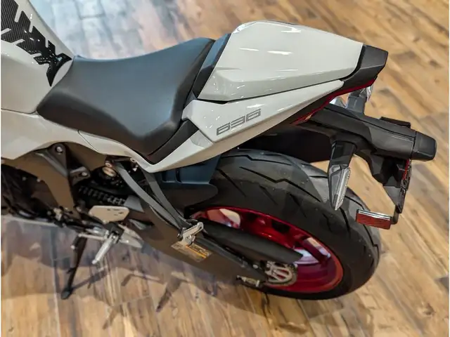 2025 Kawasaki Ninja ZX-6R // Pearl Robotic White/Metallic Graphi in Sport Bikes in Winnipeg - Image 13