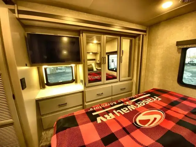 2025 Thor Motor Coach Hurricane 34R in RVs & Motorhomes in Bedford - Image 41