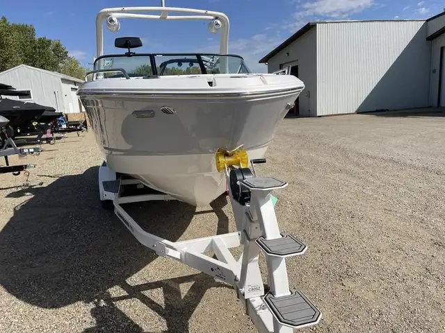 2023 Chaparral 26 Surf - LOADED! Only 22 Hours! in Powerboats & Motorboats in Saskatoon - Image 10