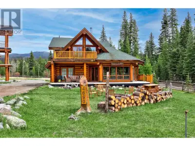 Escape to the tranquility of Mile High Resort Community This stunning log home nestled amidst the be...