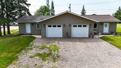 R36//Erickson/Built in 2014, this quality-constructed duplex offers a fantastic investment opportuni...