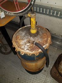 Pompe a huile antique