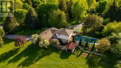 Estate living! Your dream home awaits. Only five minutes to Orangeville and 30 min to the GTA This b...