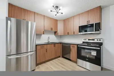 Amenities: Gym and Community Room • City Views • Heat & Water Included Suite & Building: Spacious on...