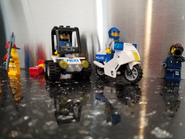 Lot de logo de pompiers et polices dans Jouets et jeux  à Saguenay - Image 2