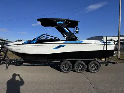 Welcome to Wizard Lake Marine - Calmar! Boat: CENTURION Ri245 2025 Centurion Ri245