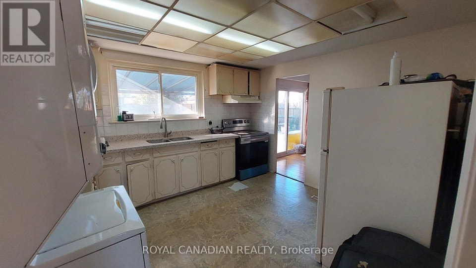 3677 WOODRUFF CRESCENT Mississauga (Malton), Ontario 5