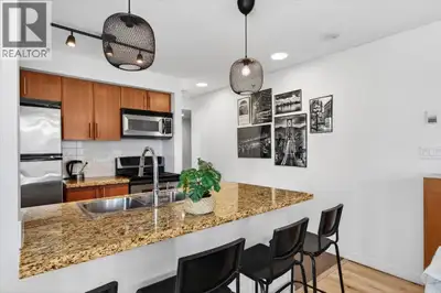 INVESTMENT OPPORTUNITY at Firenze in Downtown Vancouver! This turn-key 1 bed+DEN+SOLARIUM is Airbnb-...