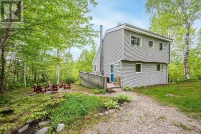 Beautiful family-style cottage with deeded access to Millet Lake only 45 minutes from Halifax! Locat...