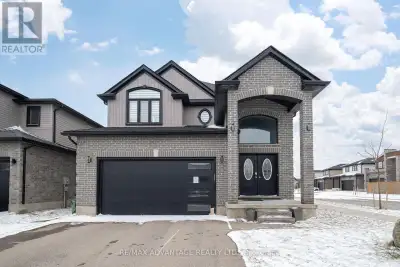 2 Storey home located in desirable North London! Located on a corner lot steps from amenities, parks...