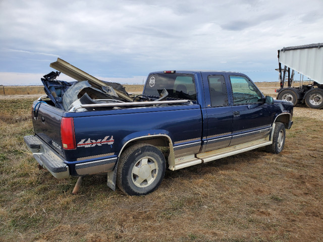 For Parts only 1998 Chevy Silverado 1500 in Other Parts & Accessories in Lethbridge - Image 3