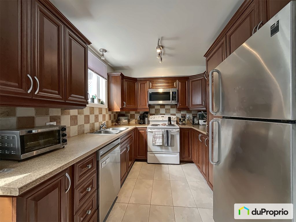 $829,000 - Triplex for sale in La Prairie — photo 2