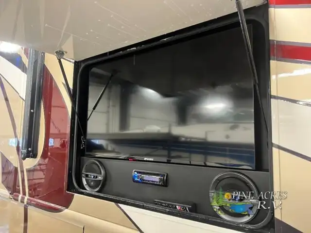 2013 Fleetwood RV Discovery 40X Diesel 057,684 Miles in RVs & Motorhomes in Moncton - Image 7