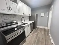 ** NEWLY RENOVATED ** STUNNING 2 BEDROOM UNIT IN HAMILTON !!