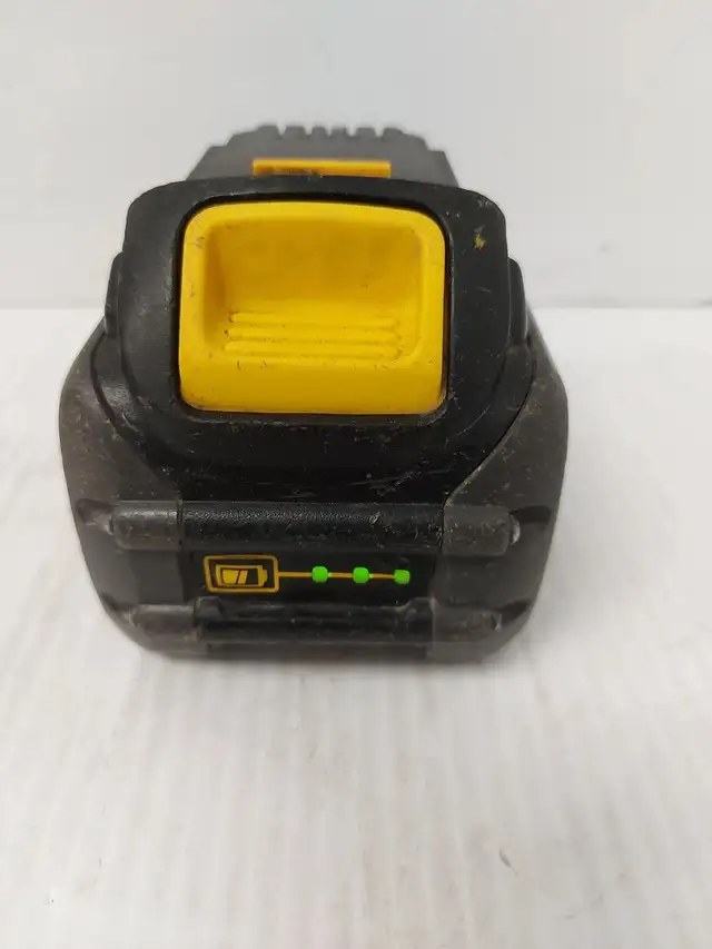 (91343-2) Dewalt DCB606 Battery in Power Tools in Calgary - Image 2