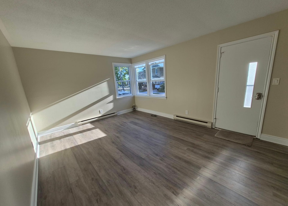 Orillia, Ground level 1 bedroom fully refinished 5