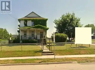 The subject property is a 4 unit tourist commercial property ideally located within walking distance...