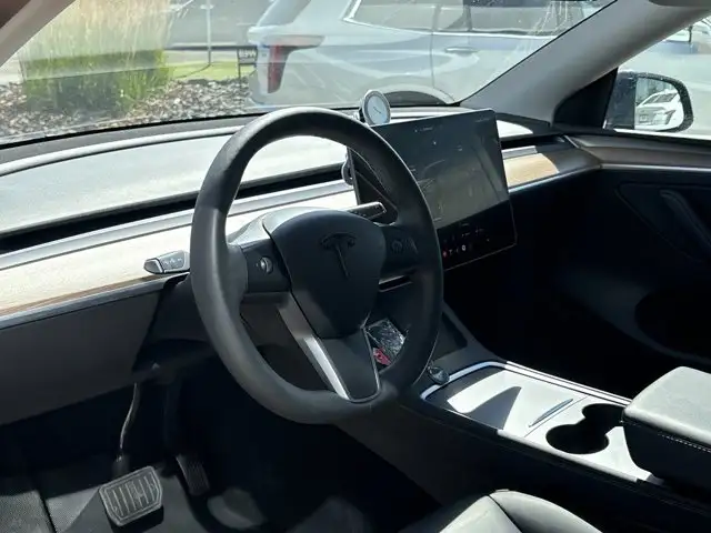 2023 Tesla Model Y Base5601878023766118413