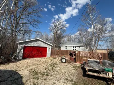 R19//Lake Manitoba Narrows/Cozy, Cute, and affordable four season Home/Cabin. Tucked away in a quiet...