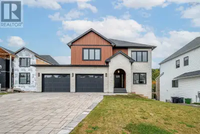 Welcome to 89 Cairnstone Lane, located in the sought-after serene neighbourhood of West Bedford. Thi...