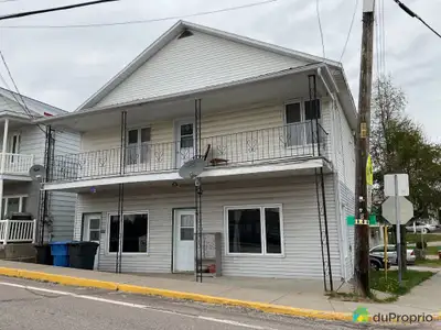 Duplex avec logement facile à louer. L'intérieur a été entièrement rénové dans les deux logements en...