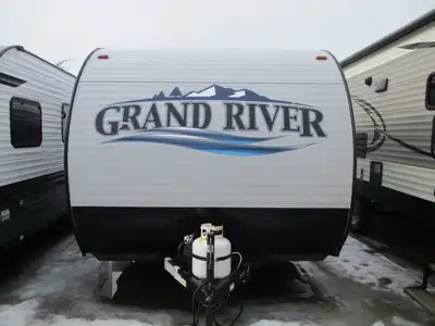 A towable family trailer with a front queen bed , 2 rear side bunks and a rear bath w/ tub . Other f...