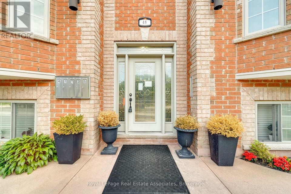 4 - 48 MISSISSAUGA ROAD N Mississauga (Port Credit), Ontario 3
