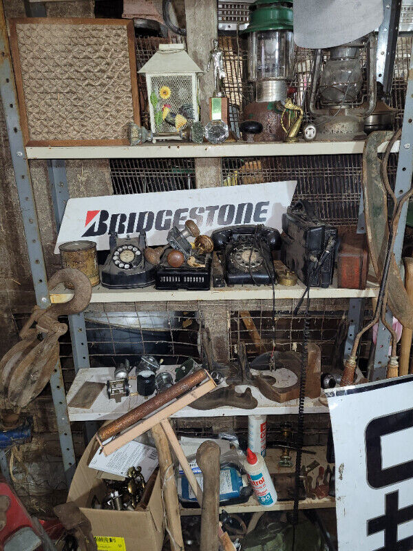 Tons of antiques, collectibles,  and more in stock in Arts & Collectibles in Belleville - Image 4