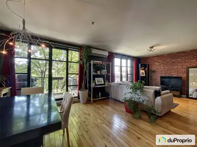 Loft lumineux avec balcon privé et vue panoramique sur Montréal. Unité rare avec ascenseur et struct...