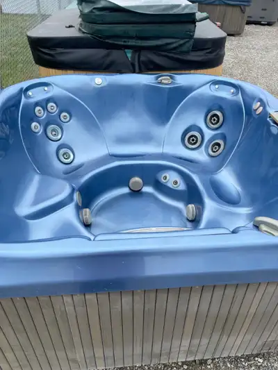 Jacuzzi 37″x84″x84″ ✅ 25 Jets ✅ 2 Jet Pumps ✅ 5 Man Tub ✅ 220 V ✅ $5449.99 (does not include new cov...
