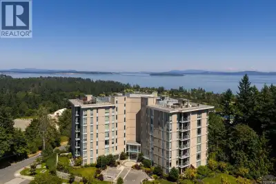 Elevated coastal living at The Pinnacle. This expansive 2 bed, 2 bath + den and media room executive...