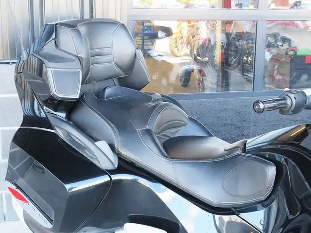 2011 Can-Am Spyder Roadster RT-Limited in Sport Touring in Cambridge - Image 8