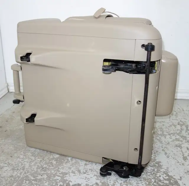 Chev Truck Cadillac Escalade Third Row Seats 3rd Yukon Tahoe 10 in Other Parts & Accessories in St. Catharines - Image 10