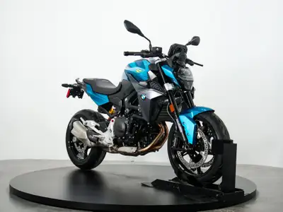 Powered by a 105HP 895cc Parallel Twin the BMW 900R goes as good as it looks and if features Cruise...