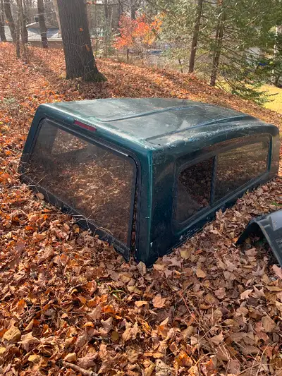 Boîte de fibre pour ranger - boite de 7 pieds. Était sur Ranger 1998. // truck cap for ranger with 7...
