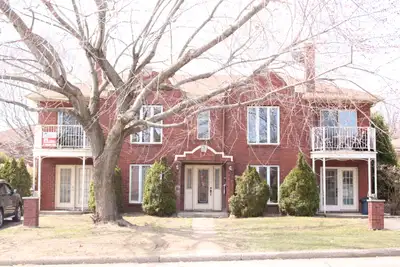 Voici une version réécrite, claire et attrayante pour ton annonce : Beau grand 4 Secteur tranquille...