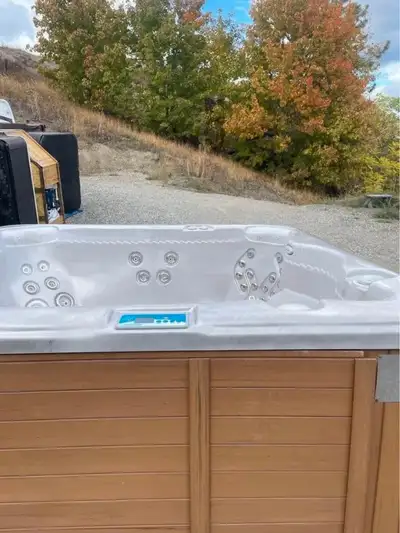 ruba Spa 83″x83″x33″ ✅ 24 jets ✅ Dual Speed Pump ✅ 220V or 120V ✅ $3850.00 (does not include new cov...