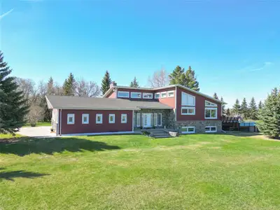 DNE//Brandon/Discover the perfect blend of space, comfort, and privacy in this beautifully maintaine...