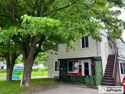 Duplex avec revenu peut aussi servir de multigénérationnel avec grand terrain incluent un solarium 3...
