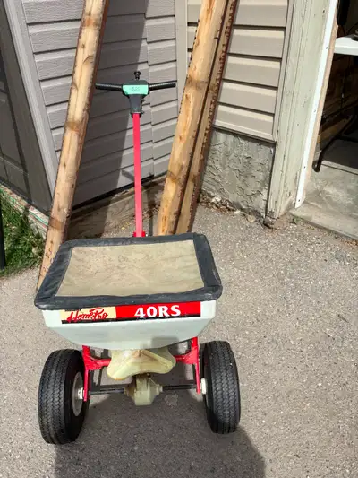 Excellent used condition Fertilizer spreader with pneumatic tires and rain cover. Good for fertilize...
