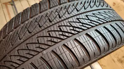 1 x 255/40/19 GOODYEAR ultragrip WINTER tire tread left Dot2022 good condition for audi mercedes ben...